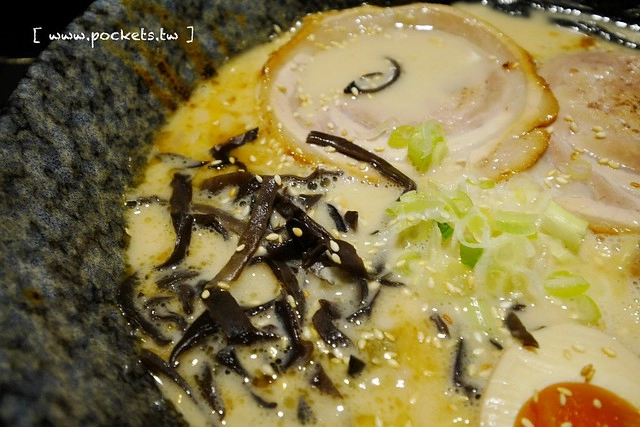 麵屋六花 Menya Rokka┃台中北區美食：中國醫藥大學商圈必吃美食，引進日本投幣式拉麵機點餐方式，湯頭濃郁接近日本風味 @飛天璇的口袋