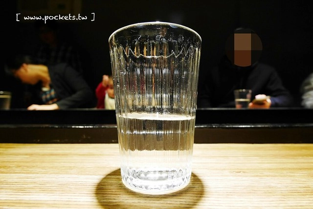 麵屋六花 Menya Rokka┃台中北區美食：中國醫藥大學商圈必吃美食，引進日本投幣式拉麵機點餐方式，湯頭濃郁接近日本風味 @飛天璇的口袋