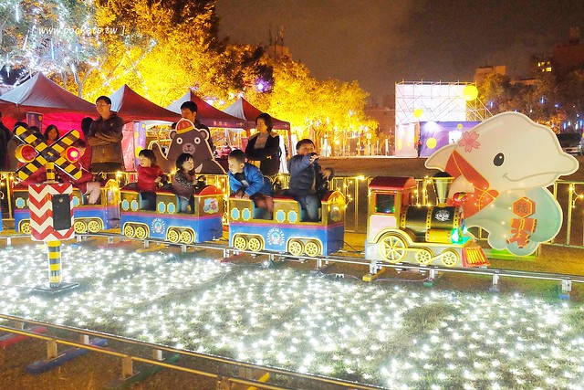 2017豐慶燈景賀新年-花都山城亮藝點┃豐原：葫蘆墩公園體驗不一樣的燈藝饗宴，由國際級大師所設計，花博四寶也亮相，還有小孩超愛的咖啡杯和小火車 @飛天璇的口袋