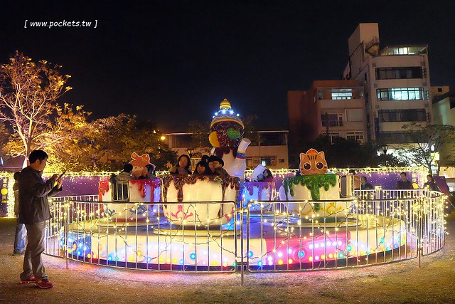 2017豐慶燈景賀新年-花都山城亮藝點┃豐原：葫蘆墩公園體驗不一樣的燈藝饗宴，由國際級大師所設計，花博四寶也亮相，還有小孩超愛的咖啡杯和小火車 @飛天璇的口袋