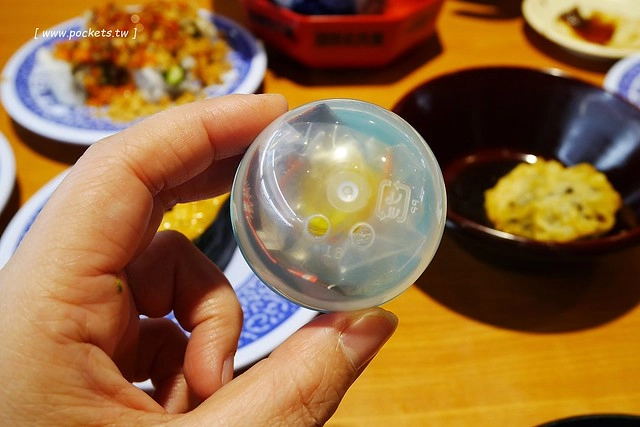 藏壽司(くら寿司)┃台中西屯美食：首間街邊店進駐台中福科路，日本土藏造型街邊店外觀，吃5盤可以轉一次扭蛋很童趣 @飛天璇的口袋