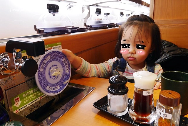 藏壽司(くら寿司)┃台中西屯美食：首間街邊店進駐台中福科路，日本土藏造型街邊店外觀，吃5盤可以轉一次扭蛋很童趣 @飛天璇的口袋