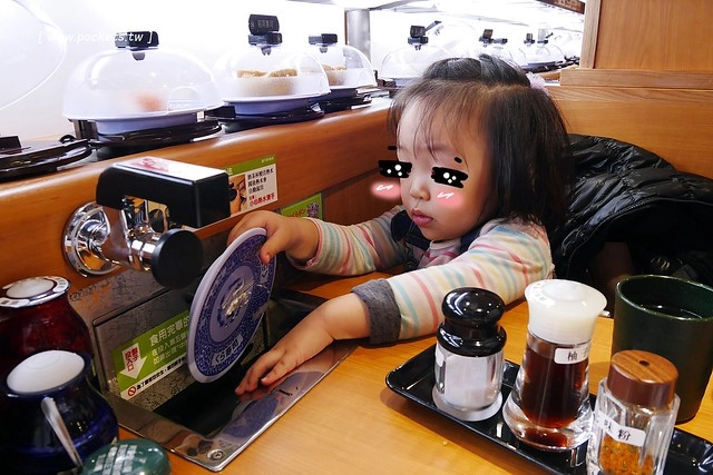 藏壽司(くら寿司)┃台中西屯美食：首間街邊店進駐台中福科路，日本土藏造型街邊店外觀，吃5盤可以轉一次扭蛋很童趣 @飛天璇的口袋