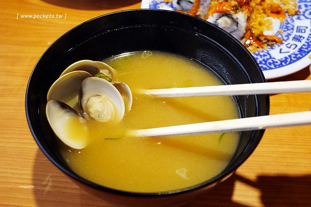 藏壽司(くら寿司)┃台中西屯美食：首間街邊店進駐台中福科路，日本土藏造型街邊店外觀，吃5盤可以轉一次扭蛋很童趣 @飛天璇的口袋