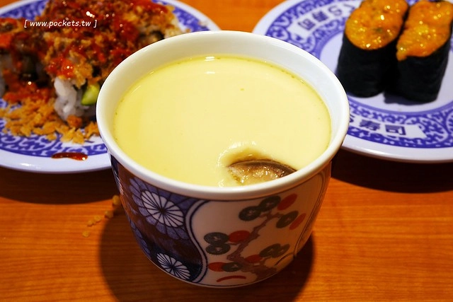 藏壽司(くら寿司)┃台中西屯美食：首間街邊店進駐台中福科路，日本土藏造型街邊店外觀，吃5盤可以轉一次扭蛋很童趣 @飛天璇的口袋