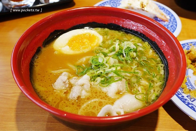 藏壽司(くら寿司)┃台中西屯美食：首間街邊店進駐台中福科路，日本土藏造型街邊店外觀，吃5盤可以轉一次扭蛋很童趣 @飛天璇的口袋