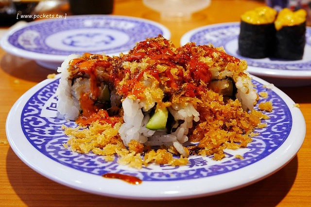 藏壽司(くら寿司)┃台中西屯美食：首間街邊店進駐台中福科路，日本土藏造型街邊店外觀，吃5盤可以轉一次扭蛋很童趣 @飛天璇的口袋