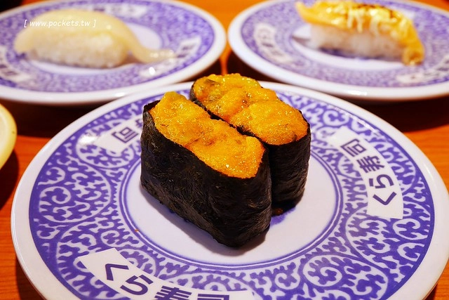 藏壽司(くら寿司)┃台中西屯美食：首間街邊店進駐台中福科路，日本土藏造型街邊店外觀，吃5盤可以轉一次扭蛋很童趣 @飛天璇的口袋