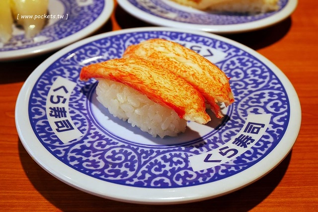 藏壽司(くら寿司)┃台中西屯美食：首間街邊店進駐台中福科路，日本土藏造型街邊店外觀，吃5盤可以轉一次扭蛋很童趣 @飛天璇的口袋