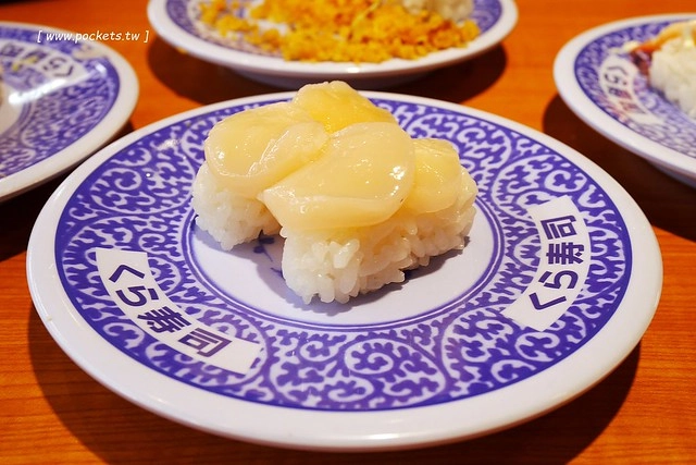 藏壽司(くら寿司)┃台中西屯美食：首間街邊店進駐台中福科路，日本土藏造型街邊店外觀，吃5盤可以轉一次扭蛋很童趣 @飛天璇的口袋