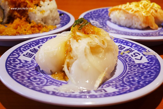 藏壽司(くら寿司)┃台中西屯美食：首間街邊店進駐台中福科路，日本土藏造型街邊店外觀，吃5盤可以轉一次扭蛋很童趣 @飛天璇的口袋