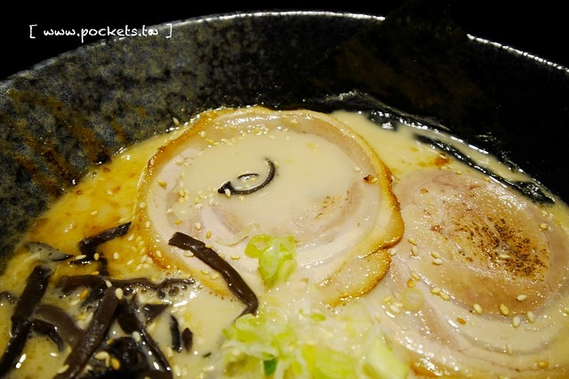 麵屋六花 Menya Rokka┃台中北區美食：中國醫藥大學商圈必吃美食，引進日本投幣式拉麵機點餐方式，湯頭濃郁接近日本風味 @飛天璇的口袋