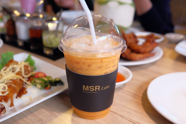 泰國曼谷｜Krua Mae Sri Ruen｜泰國必吃的米粉湯、打拋豬、炒河粉一網打盡，在地人帶路吃好料，餐點美味又平價 @飛天璇的口袋