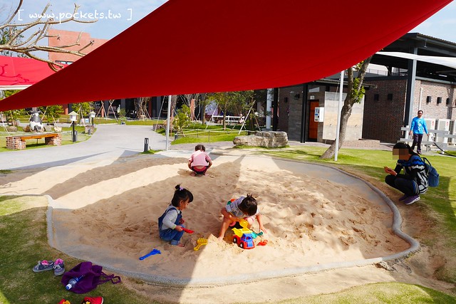 雲林崙背｜千巧谷牛樂園牧場：結合沙坑、餵魚、美食、牧場，適合親子旅遊的地點 @飛天璇的口袋