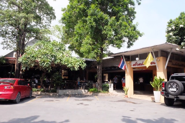 泰國曼谷｜Krua Mae Sri Ruen｜泰國必吃的米粉湯、打拋豬、炒河粉一網打盡，在地人帶路吃好料，餐點美味又平價 @飛天璇的口袋