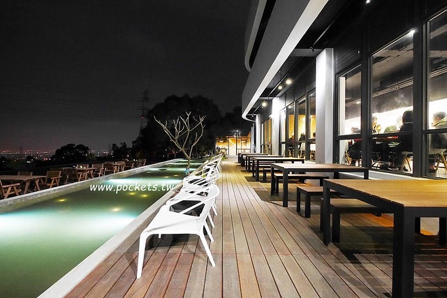 台中龍井｜綠朵休閒農場｜台中龍井純白色鋼琴外觀建築，可以同時觀賞日落和夜景，台中打卡景觀餐廳 @飛天璇的口袋