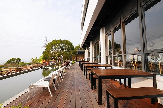 台中龍井｜綠朵休閒農場｜台中龍井純白色鋼琴外觀建築，可以同時觀賞日落和夜景，台中打卡景觀餐廳 @飛天璇的口袋