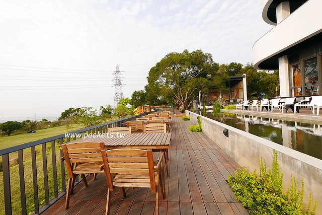 台中龍井｜綠朵休閒農場｜台中龍井純白色鋼琴外觀建築，可以同時觀賞日落和夜景，台中打卡景觀餐廳 @飛天璇的口袋