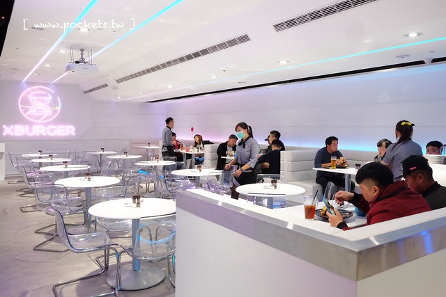 X Burger ┃台中南屯美食：台中最具現代感的美式餐廳，早午餐、晚餐、宵夜&hellip;一應俱全，夜貓子宵夜時段的好選擇 @飛天璇的口袋