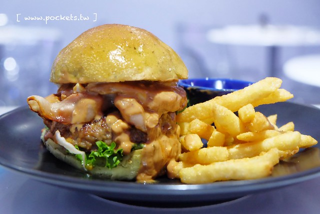 X Burger ┃台中南屯美食：台中最具現代感的美式餐廳，早午餐、晚餐、宵夜&hellip;一應俱全，夜貓子宵夜時段的好選擇 @飛天璇的口袋