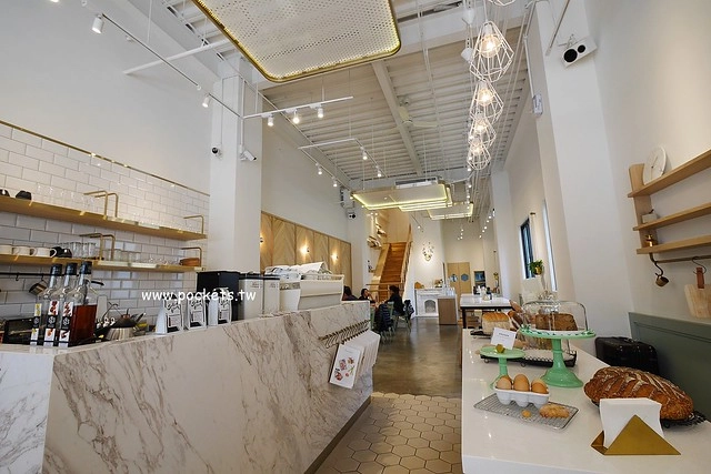 台中西屯｜Ivette cafe，座落於秋紅谷公園旁的貴婦級早午餐店，Tiffany藍的裝潢環境明亮 @飛天璇的口袋