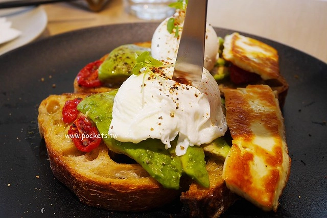 台中西屯｜Ivette cafe，座落於秋紅谷公園旁的貴婦級早午餐店，Tiffany藍的裝潢環境明亮 @飛天璇的口袋