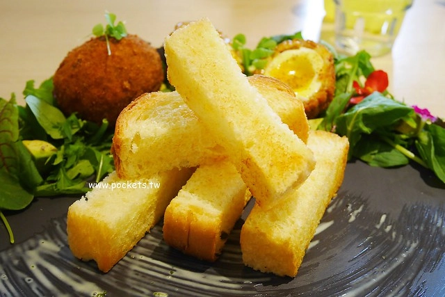 台中西屯｜Ivette cafe，座落於秋紅谷公園旁的貴婦級早午餐店，Tiffany藍的裝潢環境明亮 @飛天璇的口袋