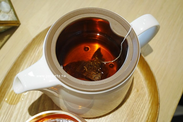 台中西屯｜Ivette cafe，座落於秋紅谷公園旁的貴婦級早午餐店，Tiffany藍的裝潢環境明亮 @飛天璇的口袋