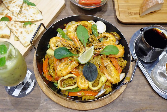 黑浮咖啡．R&Ecirc;VE Caf&eacute;┃台中西區美食：高雄人氣連鎖咖啡館，濁水溪以北第一間分店進駐公益路，裝潢簡單帶點工業風，全天候早午餐、義大利麵、燉飯、下午茶供應 @飛天璇的口袋