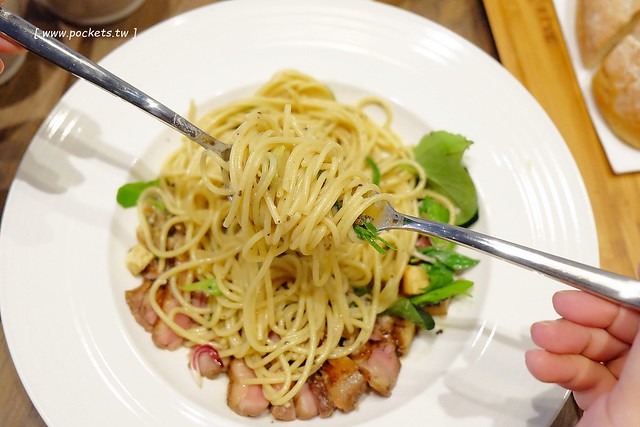 黑浮咖啡．R&Ecirc;VE Caf&eacute;┃台中西區美食：高雄人氣連鎖咖啡館，濁水溪以北第一間分店進駐公益路，裝潢簡單帶點工業風，全天候早午餐、義大利麵、燉飯、下午茶供應 @飛天璇的口袋