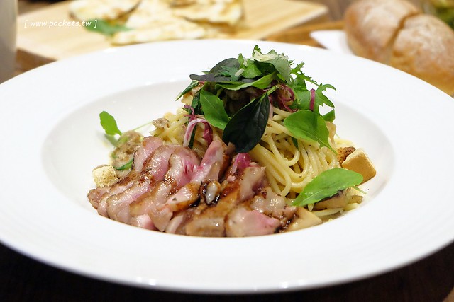 黑浮咖啡．R&Ecirc;VE Caf&eacute;┃台中西區美食：高雄人氣連鎖咖啡館，濁水溪以北第一間分店進駐公益路，裝潢簡單帶點工業風，全天候早午餐、義大利麵、燉飯、下午茶供應 @飛天璇的口袋