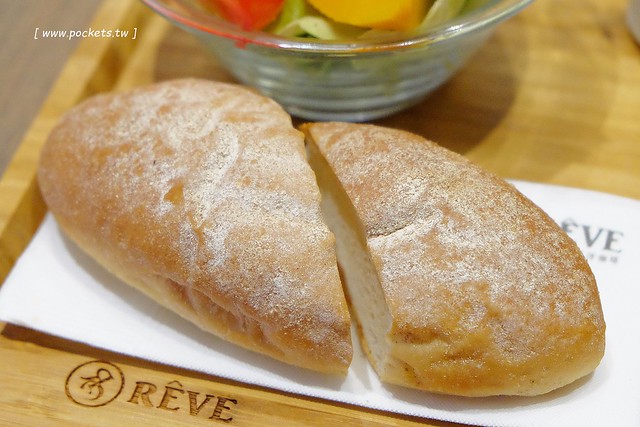 黑浮咖啡．R&Ecirc;VE Caf&eacute;┃台中西區美食：高雄人氣連鎖咖啡館，濁水溪以北第一間分店進駐公益路，裝潢簡單帶點工業風，全天候早午餐、義大利麵、燉飯、下午茶供應 @飛天璇的口袋