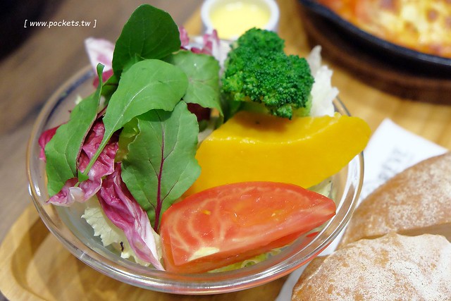 黑浮咖啡．R&Ecirc;VE Caf&eacute;┃台中西區美食：高雄人氣連鎖咖啡館，濁水溪以北第一間分店進駐公益路，裝潢簡單帶點工業風，全天候早午餐、義大利麵、燉飯、下午茶供應 @飛天璇的口袋