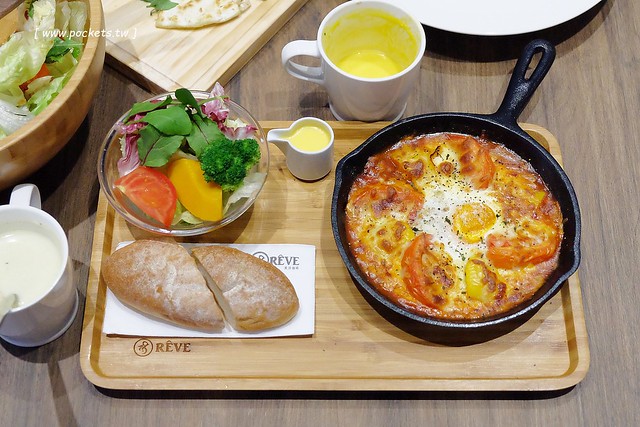 黑浮咖啡．R&Ecirc;VE Caf&eacute;┃台中西區美食：高雄人氣連鎖咖啡館，濁水溪以北第一間分店進駐公益路，裝潢簡單帶點工業風，全天候早午餐、義大利麵、燉飯、下午茶供應 @飛天璇的口袋