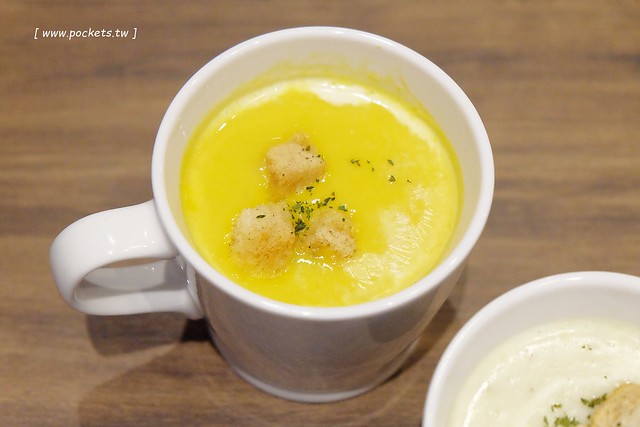 黑浮咖啡．R&Ecirc;VE Caf&eacute;┃台中西區美食：高雄人氣連鎖咖啡館，濁水溪以北第一間分店進駐公益路，裝潢簡單帶點工業風，全天候早午餐、義大利麵、燉飯、下午茶供應 @飛天璇的口袋