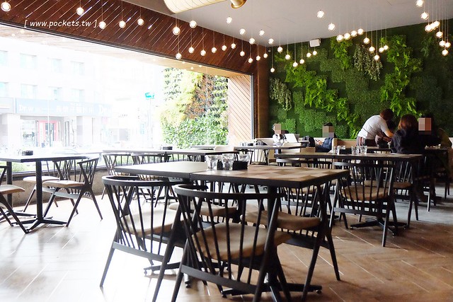 黑浮咖啡．R&Ecirc;VE Caf&eacute;┃台中西區美食：高雄人氣連鎖咖啡館，濁水溪以北第一間分店進駐公益路，裝潢簡單帶點工業風，全天候早午餐、義大利麵、燉飯、下午茶供應 @飛天璇的口袋