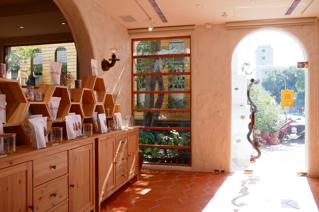 貓門．MOMENT┃台中南屯：彩虹眷村對面景觀餐點，環境不錯餐點我覺得還有進步空間 @飛天璇的口袋