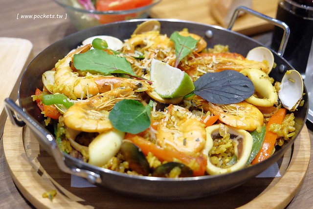 黑浮咖啡．R&Ecirc;VE Caf&eacute;┃台中西區美食：高雄人氣連鎖咖啡館，濁水溪以北第一間分店進駐公益路，裝潢簡單帶點工業風，全天候早午餐、義大利麵、燉飯、下午茶供應 @飛天璇的口袋