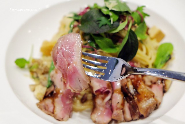 黑浮咖啡．R&Ecirc;VE Caf&eacute;┃台中西區美食：高雄人氣連鎖咖啡館，濁水溪以北第一間分店進駐公益路，裝潢簡單帶點工業風，全天候早午餐、義大利麵、燉飯、下午茶供應 @飛天璇的口袋