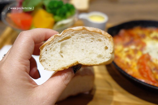 黑浮咖啡．R&Ecirc;VE Caf&eacute;┃台中西區美食：高雄人氣連鎖咖啡館，濁水溪以北第一間分店進駐公益路，裝潢簡單帶點工業風，全天候早午餐、義大利麵、燉飯、下午茶供應 @飛天璇的口袋