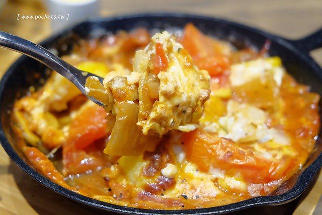 黑浮咖啡．R&Ecirc;VE Caf&eacute;┃台中西區美食：高雄人氣連鎖咖啡館，濁水溪以北第一間分店進駐公益路，裝潢簡單帶點工業風，全天候早午餐、義大利麵、燉飯、下午茶供應 @飛天璇的口袋