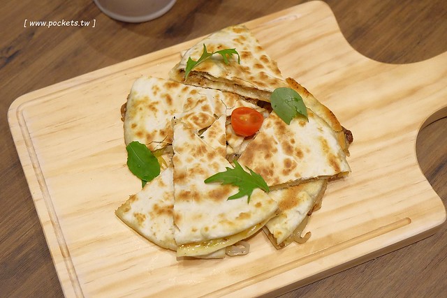 黑浮咖啡．R&Ecirc;VE Caf&eacute;┃台中西區美食：高雄人氣連鎖咖啡館，濁水溪以北第一間分店進駐公益路，裝潢簡單帶點工業風，全天候早午餐、義大利麵、燉飯、下午茶供應 @飛天璇的口袋