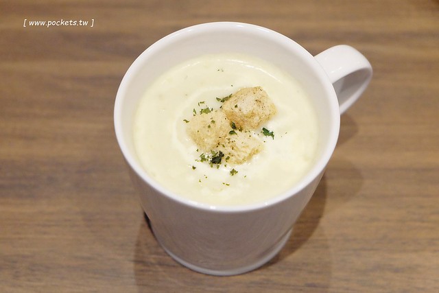 黑浮咖啡．R&Ecirc;VE Caf&eacute;┃台中西區美食：高雄人氣連鎖咖啡館，濁水溪以北第一間分店進駐公益路，裝潢簡單帶點工業風，全天候早午餐、義大利麵、燉飯、下午茶供應 @飛天璇的口袋