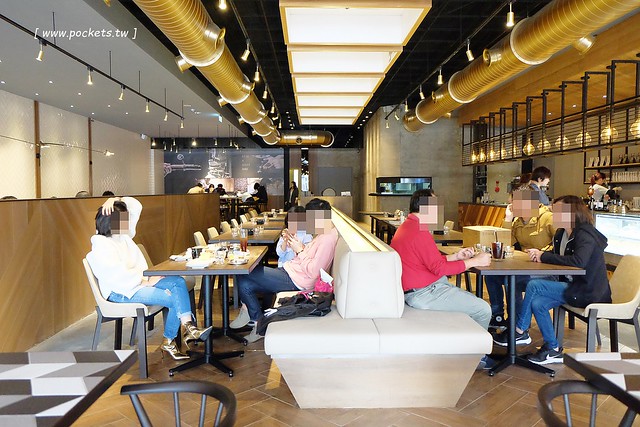 黑浮咖啡．R&Ecirc;VE Caf&eacute;┃台中西區美食：高雄人氣連鎖咖啡館，濁水溪以北第一間分店進駐公益路，裝潢簡單帶點工業風，全天候早午餐、義大利麵、燉飯、下午茶供應 @飛天璇的口袋