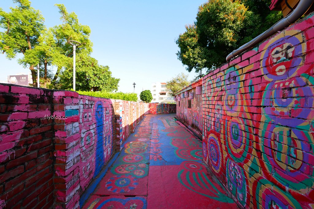 彩虹眷村┃台中景點：知名旅遊雜誌選為世界的秘密奇跡，可愛夢幻版的彩繪童話世界 @飛天璇的口袋