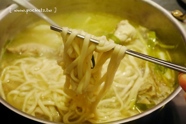 孔陵一隻雞｜不用坐飛機就可以吃到韓國必吃一隻雞，平日用餐贈送海苔雞蛋粥，捷運忠孝復興站步行5分鐘 @飛天璇的口袋