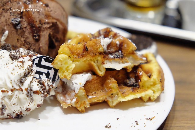 黑浮咖啡．R&Ecirc;VE Caf&eacute;┃台中西區美食：高雄人氣連鎖咖啡館，濁水溪以北第一間分店進駐公益路，裝潢簡單帶點工業風，全天候早午餐、義大利麵、燉飯、下午茶供應 @飛天璇的口袋