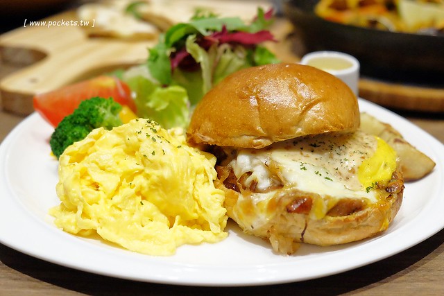 黑浮咖啡．R&Ecirc;VE Caf&eacute;┃台中西區美食：高雄人氣連鎖咖啡館，濁水溪以北第一間分店進駐公益路，裝潢簡單帶點工業風，全天候早午餐、義大利麵、燉飯、下午茶供應 @飛天璇的口袋