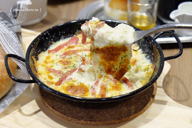 黑浮咖啡．R&Ecirc;VE Caf&eacute;┃台中西區美食：高雄人氣連鎖咖啡館，濁水溪以北第一間分店進駐公益路，裝潢簡單帶點工業風，全天候早午餐、義大利麵、燉飯、下午茶供應 @飛天璇的口袋