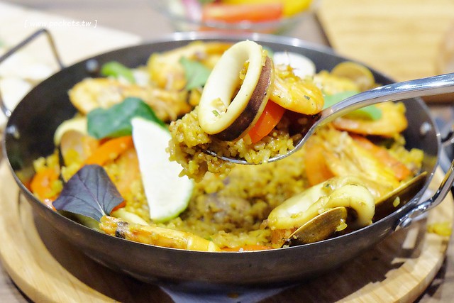 黑浮咖啡．R&Ecirc;VE Caf&eacute;┃台中西區美食：高雄人氣連鎖咖啡館，濁水溪以北第一間分店進駐公益路，裝潢簡單帶點工業風，全天候早午餐、義大利麵、燉飯、下午茶供應 @飛天璇的口袋